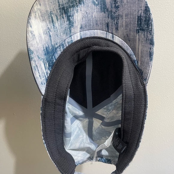 Lululemon Athletica Gray and Black Cap - Picture 6 of 7